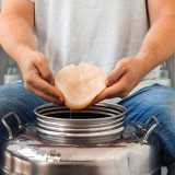 Poi si passa alla fermentazione, attivata dallo �Scoby�, che ha la forma di un disco dalla consistenza gelatinosa ed � l�ingrediente che caratterizza la bevanda...